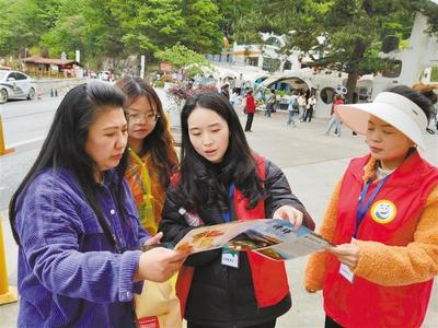 五一假期志愿者服務暖人心，佛坪熊貓谷景區秩序井然